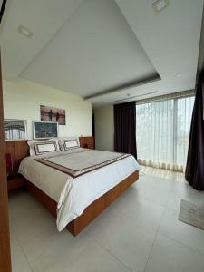 2 bedroom penthouse with terrace and great view!