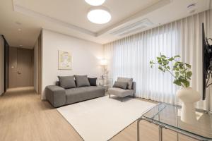 Stylish Modern Condo, 3 Bedrooms, 2 Bathrooms, 4 Air Conditioners, 65-inch TV, Laundry Machine & Dryer