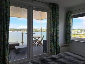 2-bed flat with balcony - 韦德布里奇