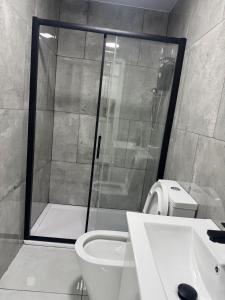 1 Bed Flat - Sleeps 2 - Parking - Wifi