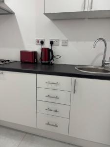 1 Bed Flat - Sleeps 2 - Parking - Wifi