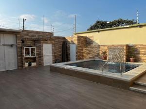 Casa dos plantas con piscina