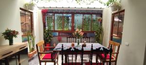 Cozy Room, private bathroom, views of mountains kitchen