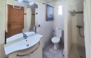 Maisons de vacances Beautiful Home In Servian : photos des chambres
