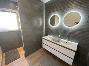 Maisons de vacances Maison neuve vue panoramique sur la mer 6 pers a Crozon : photos des chambres