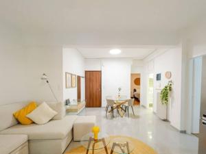 Vibrant 2BR in Koukaki