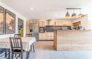 Maisons de vacances Awesome Home In Pardailhan With Kitchen : photos des chambres
