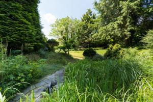 Appartement dans une Villa de Prestige avec Étangs et Serre