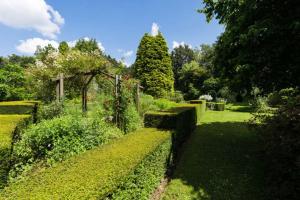 Appartement dans une Villa de Prestige avec Étangs et Serre