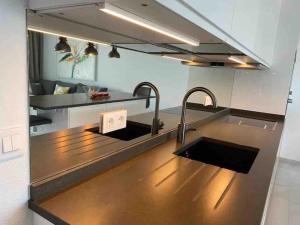 Modern, spacious 3 bedroom apartment with sea view