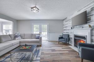 Cozy Poconos Retreat Hot tub, Game room and igloo