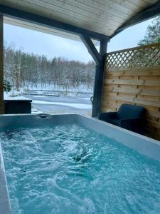 Osada Skoczkowo komfortowe domki z prywatnymi wannami hot-tub nad jeziorem- sauna- balia- prywatny staw wędkarski