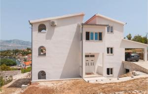 Amazing Apartment In Supetar-Splitska