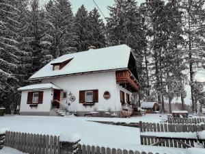 CHILLHAUS Pear Mountain by AA Holiday Homes