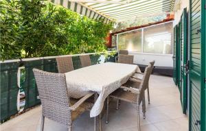 Three-Bedroom Apartment Blace With Sea View 06