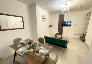 Berkeley Stay - Comfortable 4-Bed Accommodation with Free Parking - Killingbeck