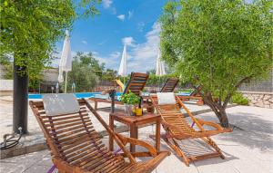 Three-Bedroom Apartment Dubrava With An Outdoor Swimming Pool 09