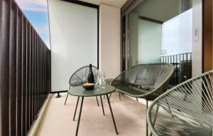 2 Bedroom Cozy Apartment In Oostende