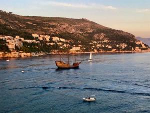 Cozy Studio with Sea and Old Town View