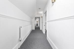 Spacious 4-Bedroom Modern Apartment in Brixton, Wi-Fi & Parking Included