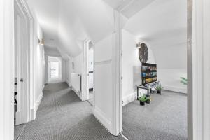 Bright 4-Bedroom Brixton Home, Central Location & Comfort