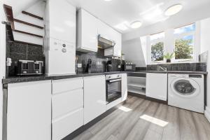 Spacious 4-Bedroom Modern Apartment in Brixton, Wi-Fi & Parking Included