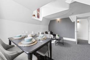 Bright 4-Bedroom Brixton Home, Central Location & Comfort