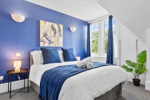 Spacious 4BR Brixton Home with Fast Wi-Fi Perfect for Extended Stays