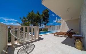 Awesome Home In Sumartin