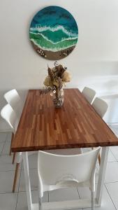 Enfrente al mar Servicio de playa Limpieza diaria Estacionamiento Sábanas y toallas Gimnasio Recepción 24 hs A pasos del puerto y Gorlero