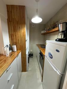 Enfrente al mar Servicio de playa Limpieza diaria Estacionamiento Sábanas y toallas Gimnasio Recepción 24 hs A pasos del puerto y Gorlero