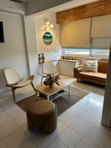 Enfrente al mar Servicio de playa Limpieza diaria Estacionamiento Sábanas y toallas Gimnasio Recepción 24 hs A pasos del puerto y Gorlero