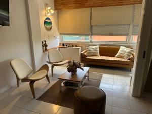 Enfrente al mar Servicio de playa Limpieza diaria Estacionamiento Sábanas y toallas Gimnasio Recepción 24 hs A pasos del puerto y Gorlero