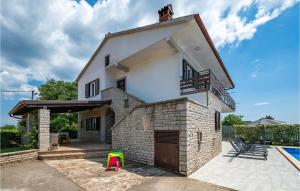 Six-Bedroom Holiday Home In Barban