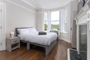 Room 1 at Jubilee House - Free Parking, Self Check-In, Fast WiFi and Smart TV by Yoko Property - Birkenhead