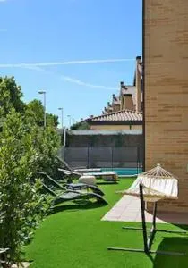 Luxury villa Pool and free parking Gran Vía Madrid centro ZBE - Navalagamella