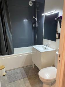 Le Girouard - City Center - Private Parking - WIFI, NETFLIX