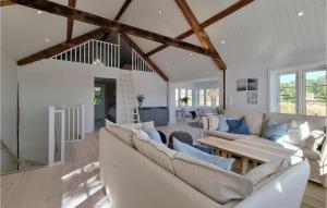 Lovely Home In Stillingsön With Wifi