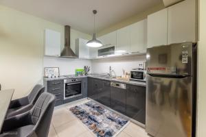 Charlie Apartment, Modern City Center with balcony and free underground parking