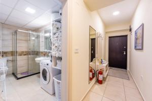 Charlie Apartment, Modern City Center with balcony and free underground parking