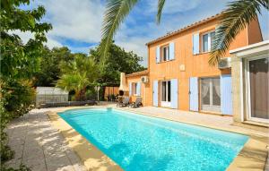 Maisons de vacances Beautiful Home In Montignargues : photos des chambres