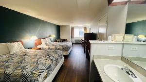 Queen Room with Two Queen Beds - Non-Smoking room in Hospitality Inn