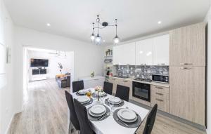 6 Bedroom Gorgeous Home In Drnis