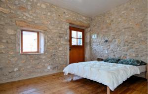 3 Bedroom Gorgeous Home In Montclus