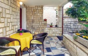 1 Bedroom Beautiful Apartment In Lucija