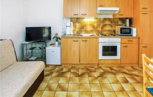 1 Bedroom Beautiful Apartment In Lucija 