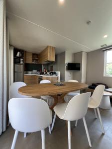 Camping Del Mar B70, Mobile Home Excellence, 3 chambres, 6 personnes, 2 Salles de Bain, bord de mer