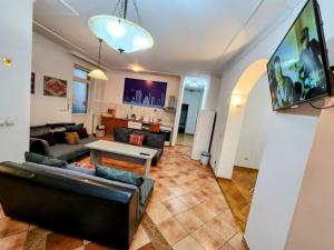 Authentic Belgrade Centre Apartment #3, 4 Bedrooms and 2 full Bathrooms