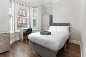 Room 2 at Jubilee House - Free Parking, Self Check-In, Fast WiFi and Smart TV by Yoko Property - Birkenhead