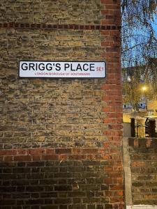 Chic Apt sleeps up to 4 guests in heart of London Bridge